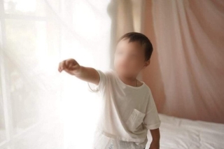 Cháu bé 2 tuổi ở Bắc Ninh gặp lại gia đình sau hơn 1 ngày mất tích, khoảnh khắc nằm trọn trong vòng tay bố gây xúc động - Ảnh 2.