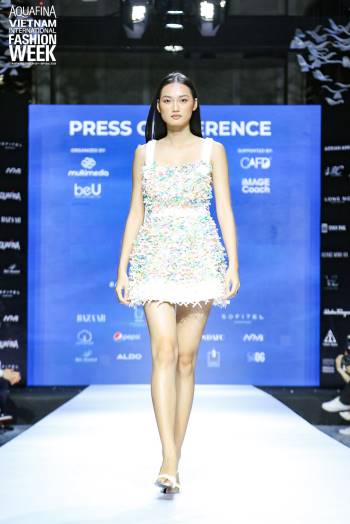Họp báo Aquafina Tuần lễ thời trang Quốc tế Việt Nam: Phương Mai khoe vòng 1 thách thức, hé lộ mẫu thiết kế trong BST mở màn đến từ NTK Công Trí - Ảnh 8.