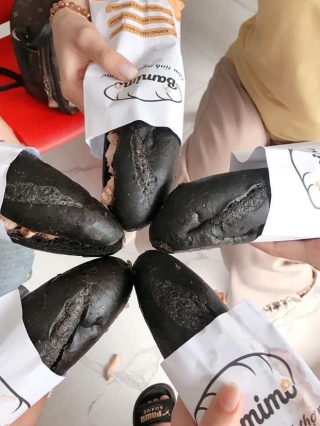HOT: Xuất hiện loại bánh mì màu đen tuyền gây xôn xao MXH, đặc biệt nhất là được lấy cảm hứng từ… than Quảng Ninh - Ảnh 4.