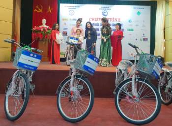 Hà Nội: Trao tặng học bổng và xe đạp cho trẻ em có hoàn cảnh đặc biệt - Ảnh 1.