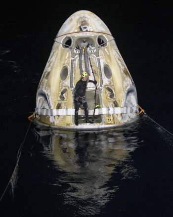 SpaceX đưa bốn phi hành gia trở về Trái đất trong đêm -0
