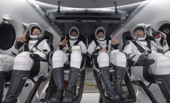 SpaceX đưa bốn phi hành gia trở về Trái đất trong đêm -0