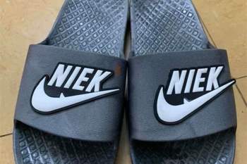Bạn có nhận ra thương hiệu thể thao yêu thích của mình không? Từ Nike đã biến thành Niek và phần logo cũng được vẽ thêm 1 nét khó hiểu. Đôi dép có lẽ sẽ đẹp khi bỏ đi phần logo nhái này.