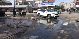Thành phố Hà Tĩnh ngập chìm trong rác sau khi nước rút - Ảnh 5.