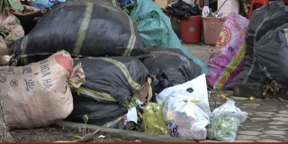 Thành phố Hà Tĩnh ngập chìm trong rác sau khi nước rút - Ảnh 7.