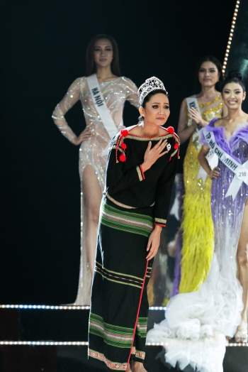 H'Hen Niê gây sốt khi diện lại bikini cũ từng tạo cú hit ở Miss Universe 2019 Ảnh 2