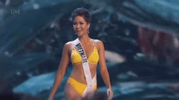 Cú xoay người huyền thoại, hay những bước catwalk bikini nóng bỏng đến ná thở, màn trình diễn của Top 5 Miss Universe 2018 H'Hen Niê vẫn khiến fan nhớ mãi - Ảnh 8.