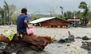 Hình ảnh tan hoang, hàng trăm ngôi nhà bị chôn vùi dưới đất đá trong siêu bão Goni ở Philippines - Ảnh 6.