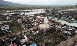 Hình ảnh tan hoang, hàng trăm ngôi nhà bị chôn vùi dưới đất đá trong siêu bão Goni ở Philippines - Ảnh 8.