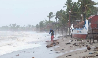 Hình ảnh tan hoang, hàng trăm ngôi nhà bị chôn vùi dưới đất đá trong siêu bão Goni ở Philippines - Ảnh 11.