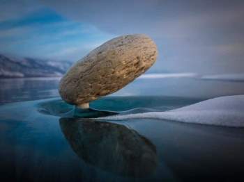 Hiện tượng lạ khiến tảng đá 'nổi trên mặt nước'