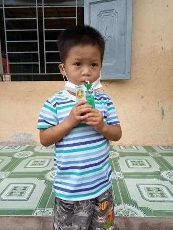 8.400 hộp sữa và nhiều quà tặng cho trẻ em đang cách ly tại Điện Biên - Ảnh 2.