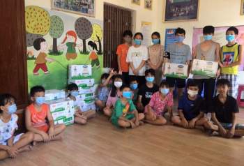 8.400 hộp sữa và nhiều quà tặng cho trẻ em đang cách ly tại Điện Biên - Ảnh 3.