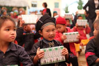 Sẽ có 19.000 trẻ em có hoàn cảnh khó khăn được uống sữa năm 2021 từ chương trình Quỹ sữa Vươn cao Việt Nam - Ảnh 3.