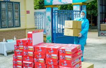 8.400 hộp sữa và nhiều quà tặng cho trẻ em đang cách ly tại Điện Biên - Ảnh 4.