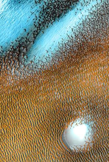 Hình ảnh mới trên sao Hỏa hé lộ cấu trúc màu xanh kỳ lạ phát sáng