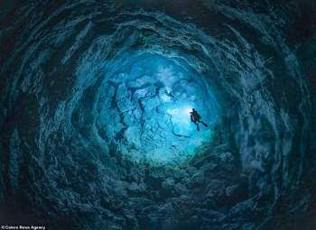 Hình ảnh ngoạn mục về hang động 'ma thuật' dưới nước sâu trong rừng Mexico