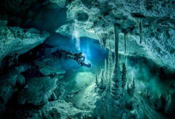 Hình ảnh ngoạn mục về hang động 'ma thuật' dưới nước sâu trong rừng Mexico