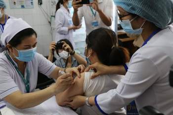 Ngày đầu tiêm vaccine COVID-19: An toàn - ảnh 1