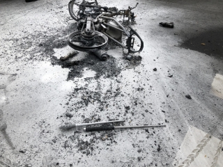 Hai gã đàn ông nghi cướp giật bị truy đuổi, xe máy xòe ra đường rồi bốc cháy trơ khung ở Sài Gòn - Ảnh 4.