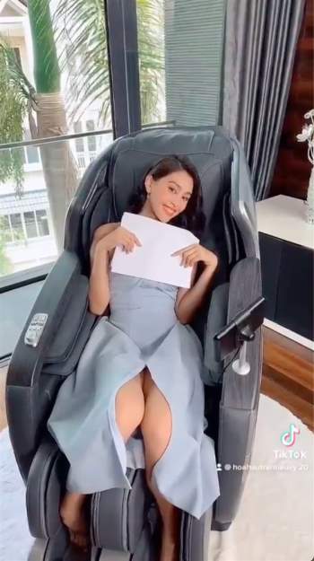 Hoa hậu Tiểu Vy xém chút nữa hớ hênh lộ hàng chỉ vì một dáng ngồi 