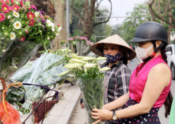 Hà Nội: Hoa loa kèn ngợp phố, giá chỉ 25.000 đồng/bó níu chân người mua - Ảnh 7.