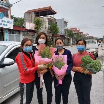 Độc đáo những bó hoa 'chỉ nở mùa Covid' tặng đội ngũ chống dịch ở Chí Linh - ảnh 6