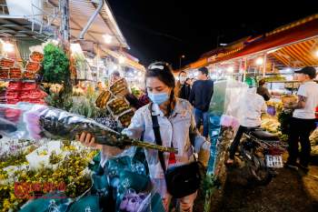 Tiêu dùng & Dư luận - Đi chợ hoa lúc nửa đêm để tặng mẹ nhân ngày Nhà giáo Việt Nam (Hình 13).