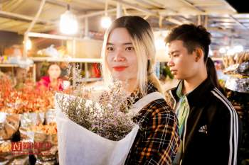 Tiêu dùng & Dư luận - Đi chợ hoa lúc nửa đêm để tặng mẹ nhân ngày Nhà giáo Việt Nam (Hình 7).