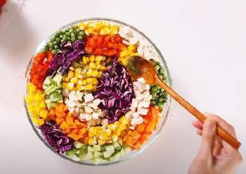 Mách chị em cách làm salad ức gà cầu vồng: Món ăn vừa đẹp mắt vừa thơm ngon, có thể giúp chị em xua tan nỗi ám ảnh về phần thịt bổ dưỡng nhưng 