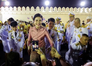 Vua Thái Lan cùng vợ con tươi cười xuất hiện giữa công chúng trước tin chỉ trích hoàng gia hoang phí - Ảnh 10.