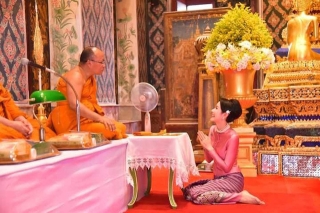 Thái độ của Hoàng quý phi Thái Lan mỗi lần xuất hiện trước công chúng được nhận xét: Đã đẹp người còn tốt nết - Ảnh 3.