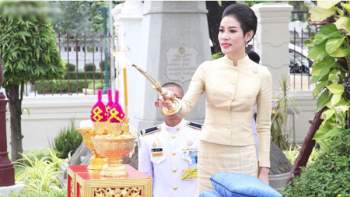 Hoàng quý phi mặc áo đôi quỳ rạp bên cạnh Vua Thái Lan - Ảnh 3.
