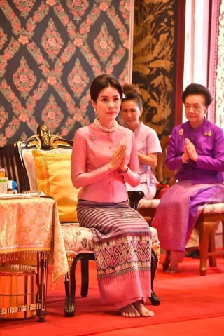 Thái độ của Hoàng quý phi Thái Lan mỗi lần xuất hiện trước công chúng được nhận xét: Đã đẹp người còn tốt nết - Ảnh 2.