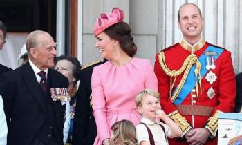 Vợ chồng Công nương Kate và Hoàng tử William tưởng nhớ ông nội khiến dân chúng xúc động - Ảnh 2.