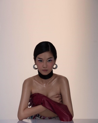 Hoàng Yến Chibi thu hút sự chú ý khi thả rông vòng 1, trang điểm lạ lẫm trong bộ ảnh cực kỳ ấn tượng.