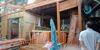 Hà Tĩnh: Lốc xoáy khiến hàng chục ngôi nhà ở 2 huyện miền núi bị tốc mái - 1