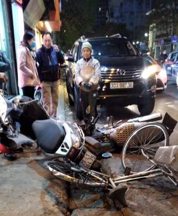 Hà Nội: Ô tô điên tông hàng loạt xe máy trên phố Thái Thịnh - Ảnh 2.