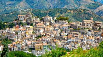 Một thị trấn cổ của Italy rao bán nhà để bảo tồn giá trị di sản - Ảnh 2.