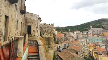 Một thị trấn cổ của Italy rao bán nhà để bảo tồn giá trị di sản - Ảnh 4.