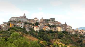 Một thị trấn cổ của Italy rao bán nhà để bảo tồn giá trị di sản - Ảnh 5.