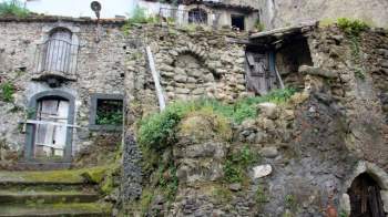 Một thị trấn cổ của Italy rao bán nhà để bảo tồn giá trị di sản - Ảnh 7.