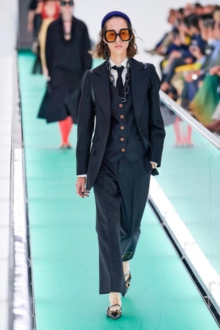 Thiết kế mẫu gốc thuộc BST Xuân Hè 2020 của Gucci, có thể thấy cách mix đồ của cả 3 mỹ nhân Hàn còn đẹp hơn cả mẫu mặc