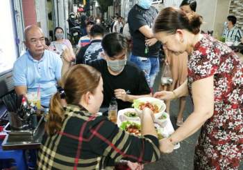 Người ăn kín hẻm Sài Gòn, đợi cả 1 tiếng vì tô hủ tiếu Mỹ Tho ‘độc’ nhất - ảnh 9