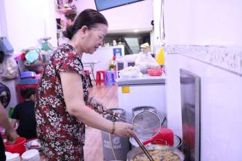 Người ăn kín hẻm Sài Gòn, đợi cả 1 tiếng vì tô hủ tiếu Mỹ Tho ‘độc’ nhất - ảnh 11