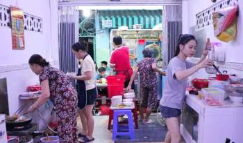 Người ăn kín hẻm Sài Gòn, đợi cả 1 tiếng vì tô hủ tiếu Mỹ Tho ‘độc’ nhất - ảnh 12