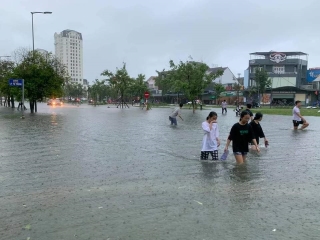 Huế: Ngập lụt nặng do mưa kéo dài nhiều ngày