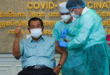 Thủ tướng Hun Sen tiêm vắc xin AstraZeneca do Ấn Độ tài trợ - Ảnh 1.