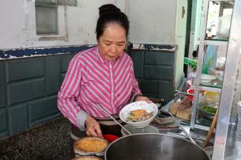 Quán hủ tiếu không tên giữa Sài Gòn, 20 năm khách vẫn nườm nượp do bán 'vì đam mê' - ảnh 4