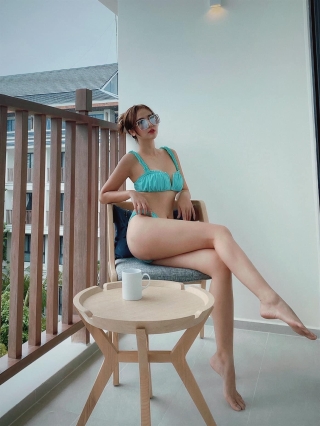 Huyền Lizzie đăng ảnh diện bikini táo bạo